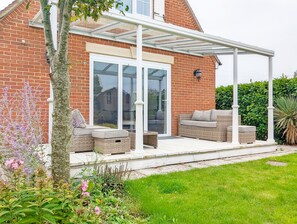 Terrace/patio - Sweetpea Cottage -  a cottage that sleeps 4 guests  in 2 bedrooms (Nutbourne)