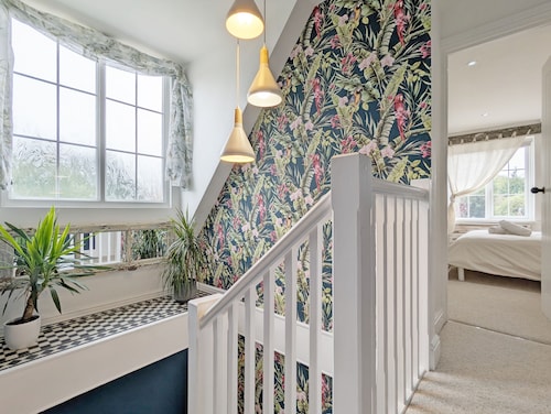 Sweetpea Cottage -  a cottage that sleeps 4 guests  in 2 bedrooms