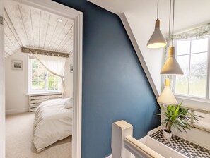 2 bedrooms, iron/ironing board, free WiFi, bed sheets - Sweetpea Cottage -  a cottage that sleeps 4 guests  in 2 bedrooms (Nutbourne)