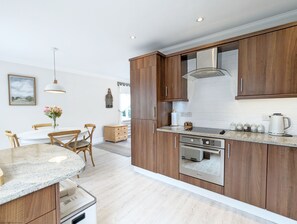 Kjøleskap, mikrobølgeovn, ovn og oppvaskmaskin