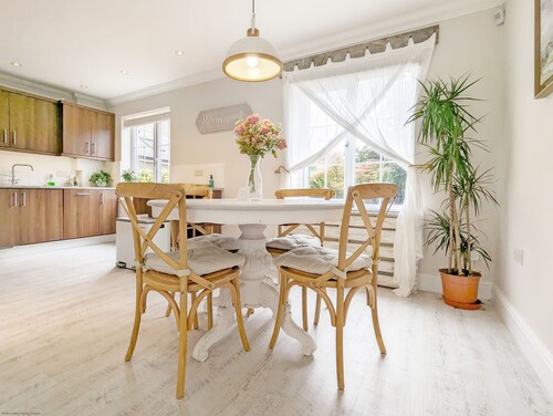 Sweetpea Cottage - a cottage that sleeps 4 guests in 2 bedrooms