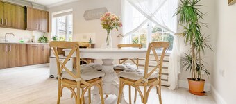 Sweetpea Cottage -  a cottage that sleeps 4 guests  in 2 bedrooms