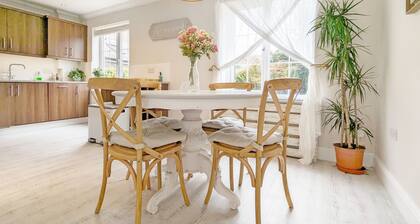 Sweetpea Cottage - a cottage that sleeps 4 guests in 2 bedrooms