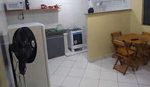 Private kitchen - Brisas do Farol - Apt 105 - Arraial do Cabo - Economic Rental (Centro Arraial do Cabo)