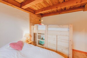 4 slaapkamers, een strijkplank/strijkijzer, wifi, beddengoed