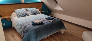 6 dormitorios, tabla de planchar con plancha, cuna de viaje