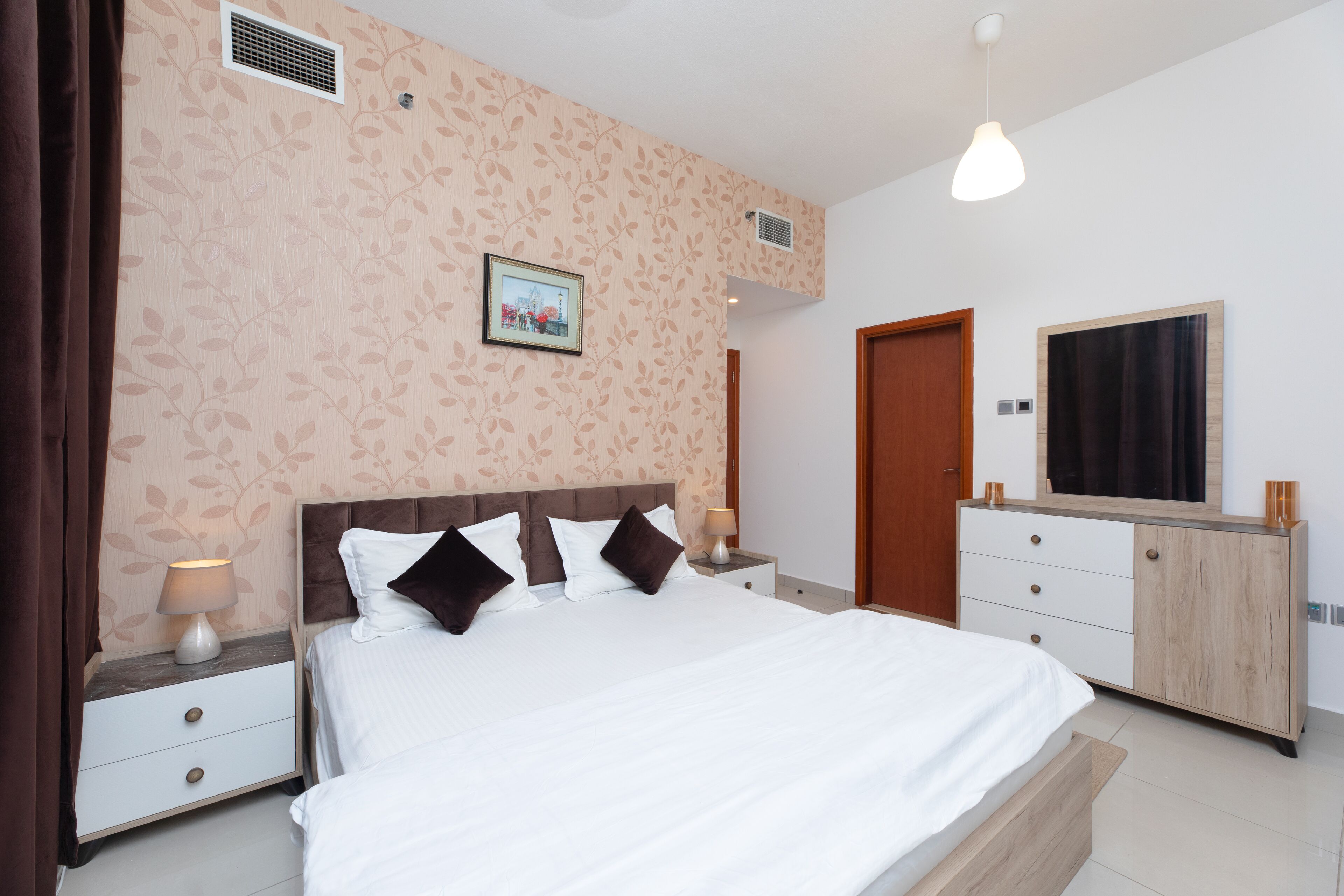 1 dormitorio, tabla de planchar con plancha, wifi y ropa de cama