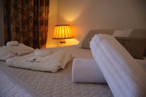 Premium Triple Room | Desk, laptop workspace, free WiFi, bed sheets - Hotel Visconte D'Italia  (Nova Hartz)