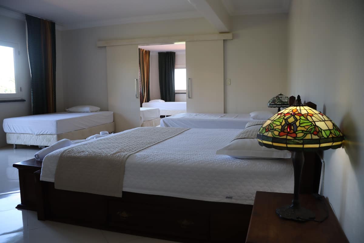 Family Room | Desk, laptop workspace, free WiFi, bed sheets
