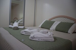 Standard Quadruple Room | Desk, laptop workspace, free WiFi, bed sheets - Hotel Visconte D'Italia  (Nova Hartz)