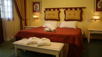 Habitación Deluxe con 2 camas individuales | 1 habitación, escritorio y espacio para trabajar con laptop