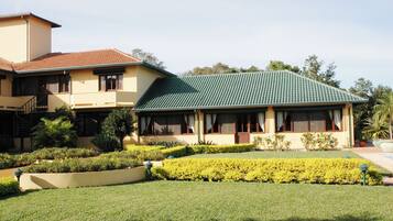 Vista frontal de la propiedad