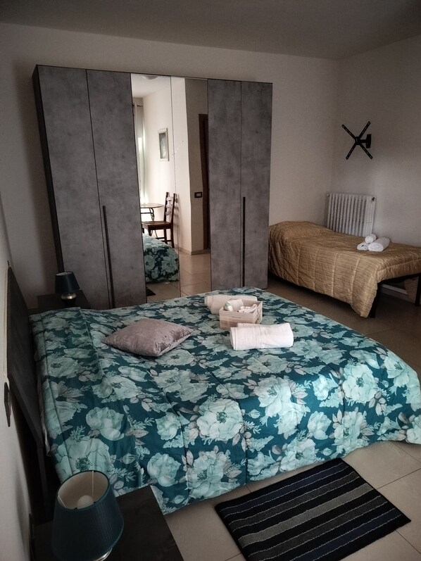 3 habitaciones, tabla de planchar con plancha, wifi y ropa de cama