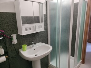 Ducha, secador de pelo, bidet, toallas
