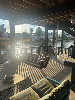 Terrace/patio - Bay View & Canal Home in Sea Isle,sleeps 11, 1/2 mile to beach/restaurant/marina (Galveston)