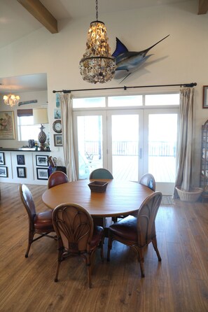 Dining - Bay View & Canal Home in Sea Isle,sleeps 11, 1/2 mile to beach/restaurant/marina (Galveston)