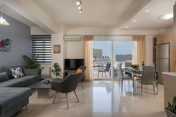 Apartment | Living area | 43-inch Smart TV with cable channels