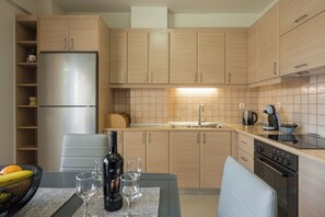 Apartamento | Cozinha privada | Geladeira grande, fogão, cooktop, chaleira elétrica