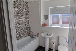 Dusch, djupt badkar och handdukar