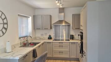 Rumah | Dapur pribadi | Lemari es, microwave, oven, dan kompor