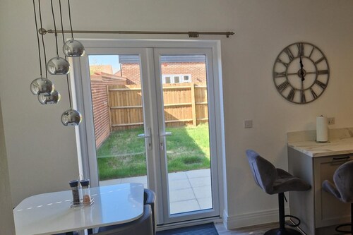 Peterborough - House - Sleeps 8 - Parking - Garden