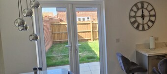Peterborough - House - Sleeps 8 - Parking - Garden