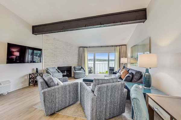 TV, fireplace