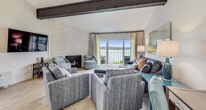 Glass Vista: Modern 2BR Condo, Lake Views