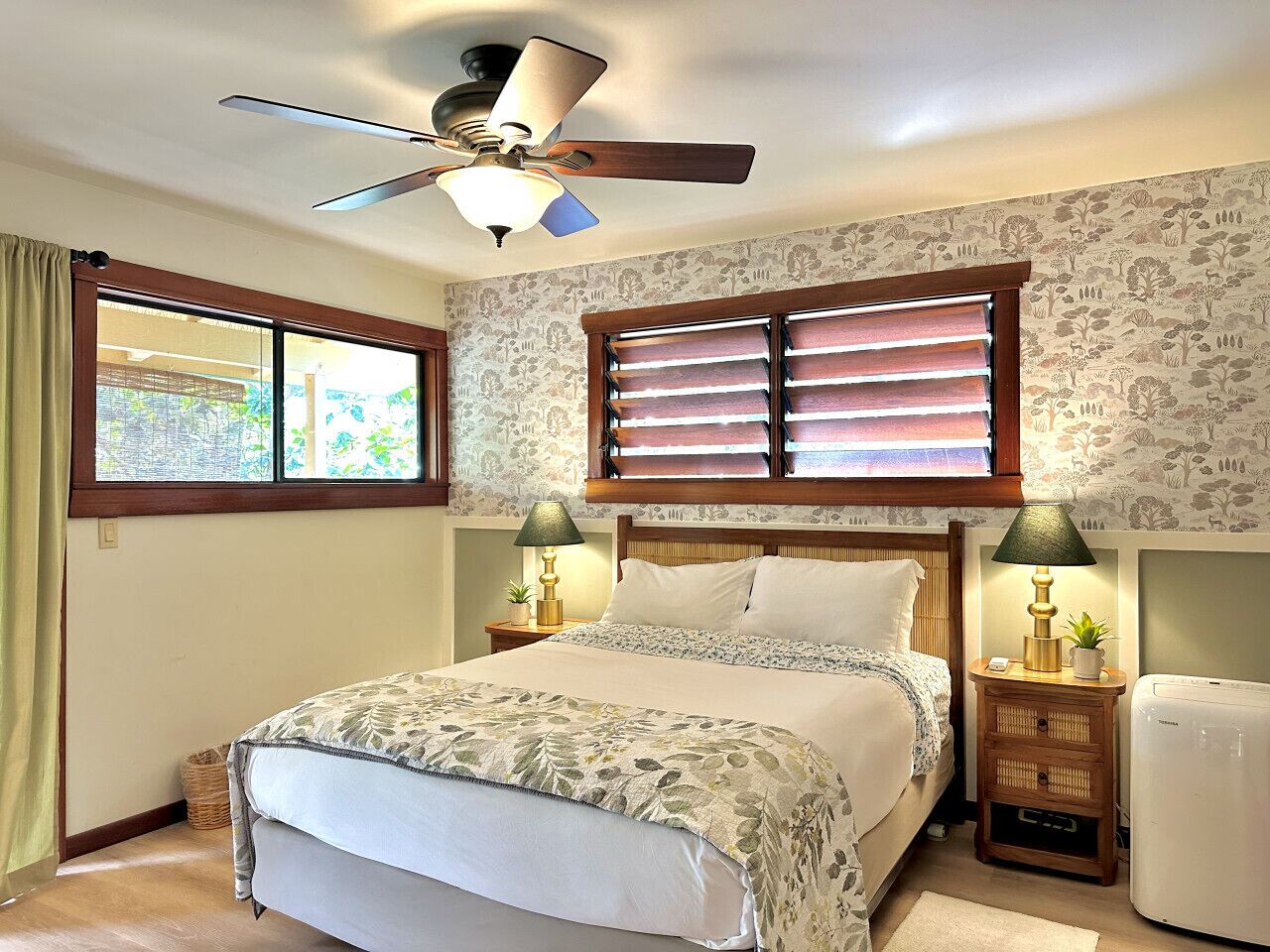 4 bedrooms, desk, iron/ironing board, travel cot