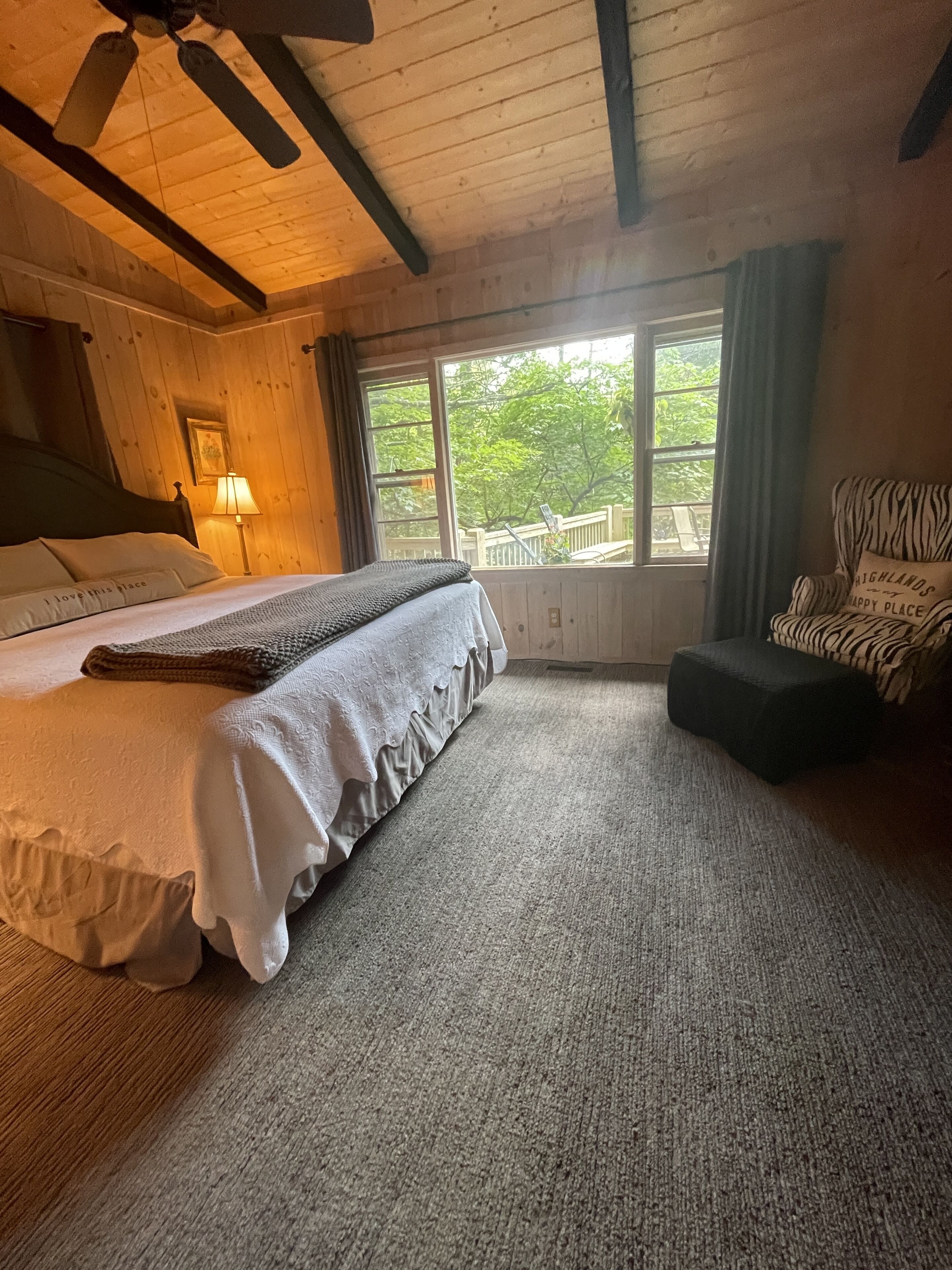 3 bedrooms, desk, iron/ironing board, WiFi (free)