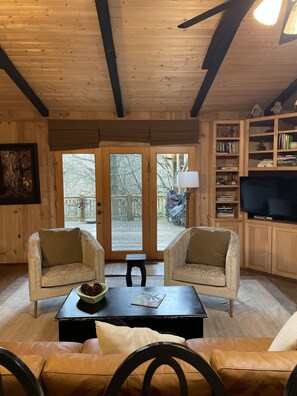 Smart TV, fireplace, DVD player, books - Walk to Waterfalls!  Cozy All Seasons Highlands Cabin 6 min to Town (Highlands)