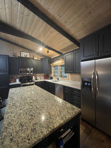Walk to Waterfalls!  Cozy All Seasons Highlands Cabin 6 min to Town