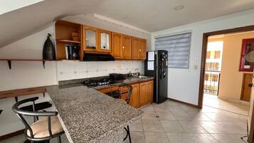 Familienapartment, 2 Schlafzimmer, Meerblick | Eigene Küche | Großer Kühlschrank, Herdplatte, Toaster, Reiskocher