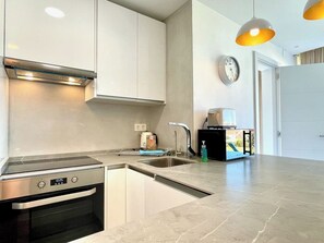 Kühlschrank, Mikrowelle, Ofen, Geschirrspüler