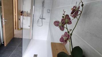 Chuveiro, secador de cabelo, bidê, toalhas de banho