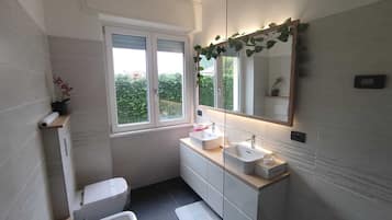 Regadera, secadora de cabello, bidet, toallas