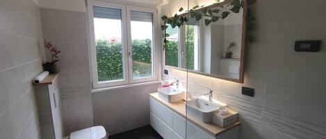 シャワー、ヘアドライヤー、ビデ、タオル