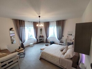 4 Schlafzimmer, Zimmersafe, Schreibtisch, Bügeleisen/Bügelbrett