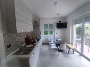 Fridge, oven, stovetop, dishwasher - Holiday apartment Tirano, station and services: the base for Valtellina (Tirano)