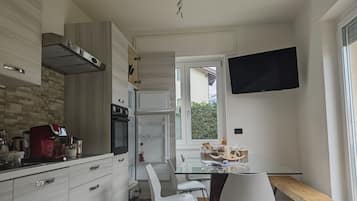 Frigorífico, horno, placa de cocina y lavavajillas