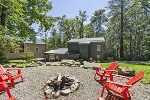 Property grounds - Outdoor hot tub & indoor soaking tub, bonfire pit, picnic area, foosball & more (Somerset)
