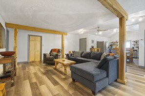 Smart TV, foosball, books - Outdoor hot tub & indoor soaking tub, bonfire pit, picnic area, foosball & more (Somerset)