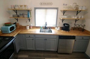 Fridge, microwave, oven, stovetop - Outdoor hot tub & indoor soaking tub, bonfire pit, picnic area, foosball & more (Somerset)