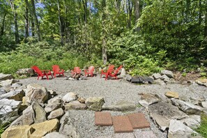Property grounds - Outdoor hot tub & indoor soaking tub, bonfire pit, picnic area, foosball & more (Somerset)