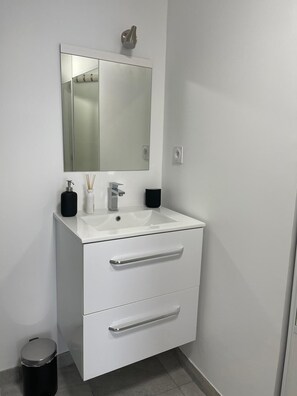 淋浴设施、吹风机、毛巾、肥皂