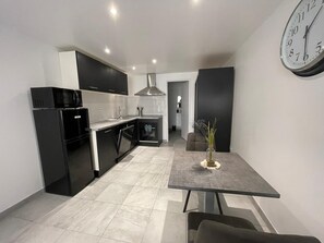 冰箱、微波炉、烤箱、炉灶