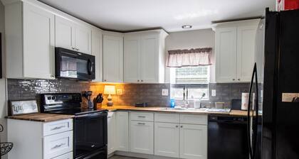 Brilliance of Bradshaw! 10 min from Downtown Knoxville!