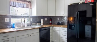 Brilliance of Bradshaw! 10 min from Downtown Knoxville!