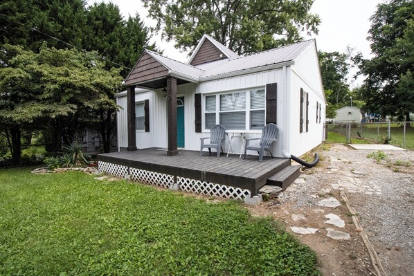Exterior - Brilliance of Bradshaw! 10 min from Downtown Knoxville! (Knoxville)