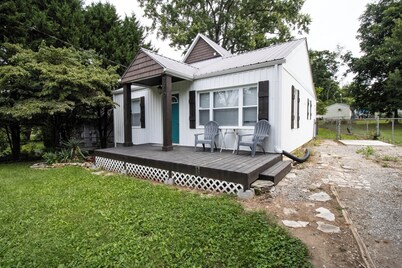 Brilliance of Bradshaw! 10 min from Downtown Knoxville!